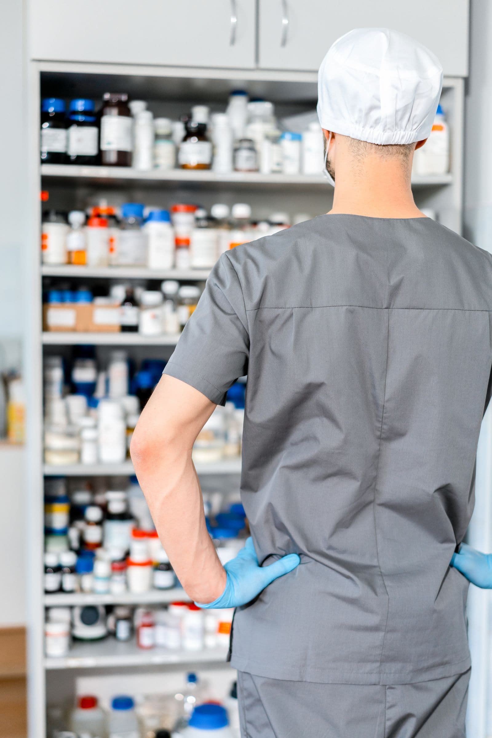 Profissional diante do estoque de matérias-primas farmacêuticas